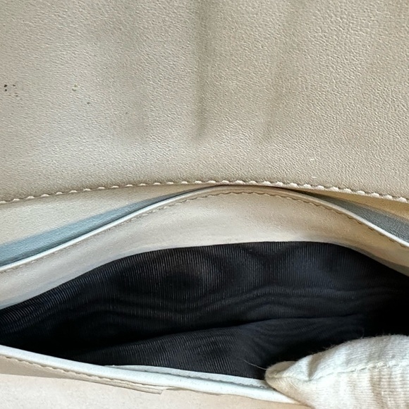 Gucci Cream Monogram Wallet with Heart Clasp - Picture 11 of 15